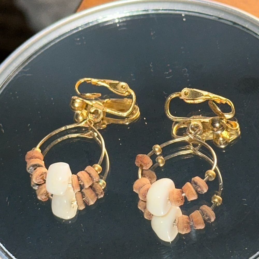 Vintage gold tone wood & white stone beads drop circle clip‎ on earrings